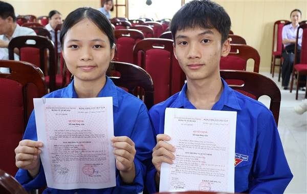 Hai chị em sinh đôi cùng vào Đảng một ngày