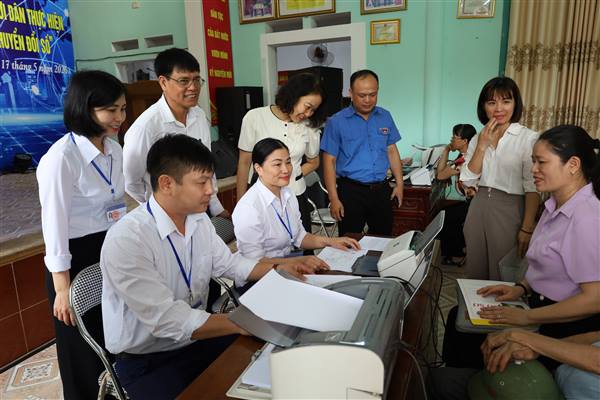 Xã Hà Bắc ra mắt mô hình "Hành chính tại thôn- Hỗ trợ người dân thực hiện dịch vụ công trực tuyến và chuyển đối số"