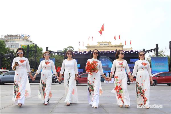 Phố phường Hải Phòng rực rỡ mùa lễ hội