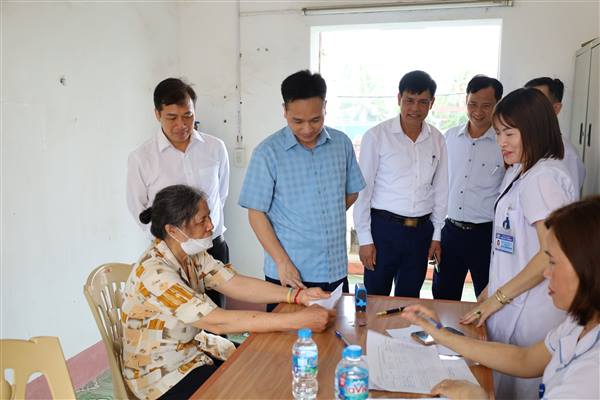 Xã Hà Bắc tổ chức Chương trình khám, chăm sóc sức khỏe cho người cao tuổi, người có công với cách mạng