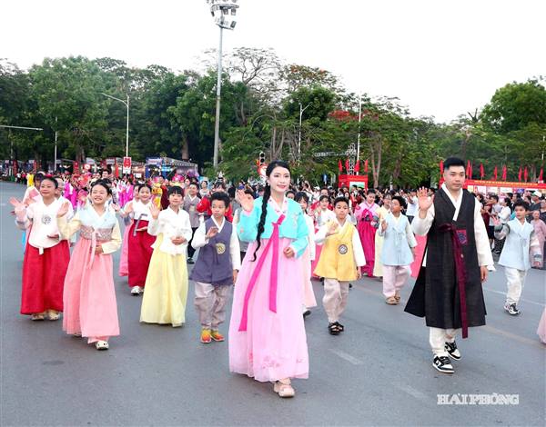 Không gian lễ hội 'bừng sáng' giữa lòng thành phố Cảng