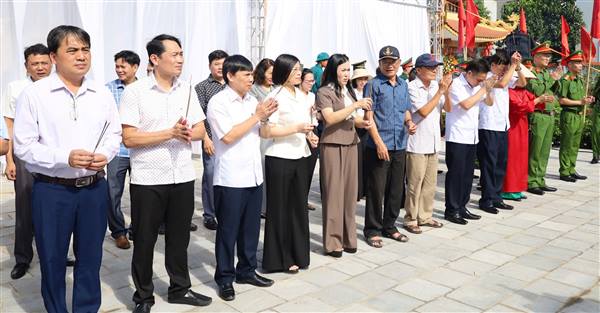 Các đồng chí lãnh đạo dâng hương, dâng hoa tại Chùa Vạn Tuế nhân  kỷ niệm 81 năm ngày Thành lập Chi bộ Đảng cộng sản đầu tiên (25/5/1945-25/5/2026). 