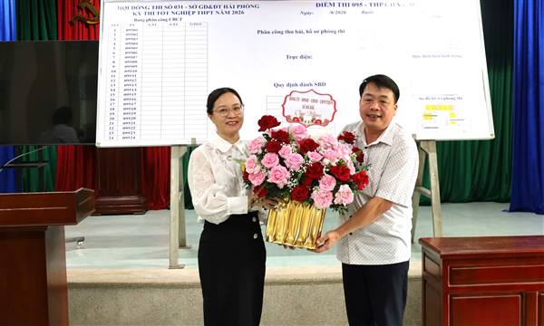 Các đồng chí lãnh đạo  xã Hà Bắc đến thăm, động viên Hội đồng thi tốt nghiệp THPT năm 2026 tại trường THPT Hà Bắc