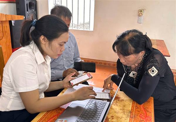 UBND xã Hà Bắc hỗ trợ người dân cài đặt và nộp thuế đất phi nông nghiệp qua ứng dụng EtaxMobile