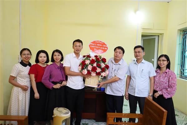 Lãnh đạo xã Hà Bắc thăm, chúc mừng cán bộ, viên chức Trung tâm Dịch vụ sự nghiệp công nhân kỷ niệm Ngày Báo chí Cách mạng Việt Nam (21/6/1945-21/6/2026)