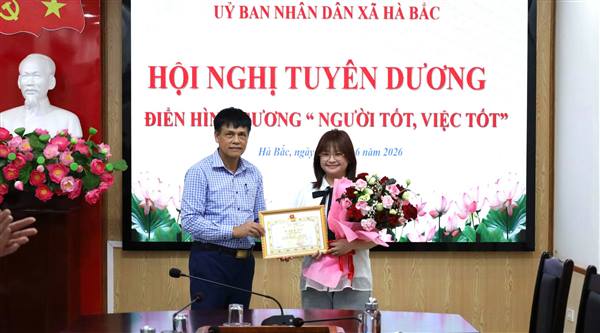 Xã Hà Bắc trao khen thưởng đột xuất cho gương " Người tốt- việc tốt" trên địa bàn