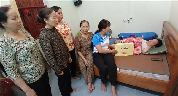 Hội Liên hiệp Phụ nữ xã Hà Bắc tổ chức thăm tặng quà 4 gia đình hội viên phụ nữ có hoàn cảnh khó khăn nhân kỷ niệm 25 năm ngày Gia đình Việt Nam