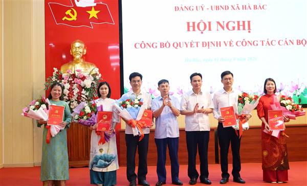 Đảng ủy - UBND xã Hà Bắc tổ chức Hội nghị công bố quyết định về công tác cán bộ