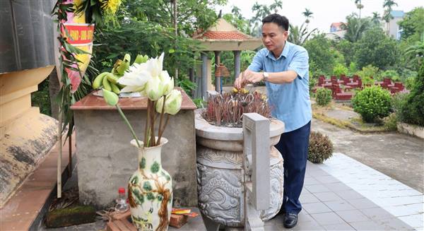 Xã Hà Bắc dâng hương tưởng niệm các Anh hùng liệt sĩ trước thềm triển khai thu nhận mẫu sinh phẩm ADN cho thân nhân các anh hùng liệt sĩ chưa xác định được danh tính.