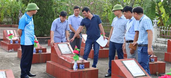 Thường trực Đảng ủy xã Hà Bắc khảo sát thực địa, chuẩn bị đầu tư cải tạo các phần mộ tại 3 Nghĩa trang liệt sĩ trên địa bàn