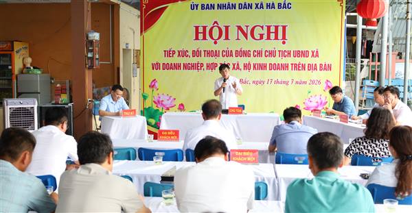 Đồng chí Nguyễn Anh Tuấn- Phó Bí thư Đảng ủy, Chủ tịch UBND xã Hà Bắc tiếp xúc, đối thoại với doanh nghiệp, hợp tác xã, hộ kinh doanh trên địa bàn