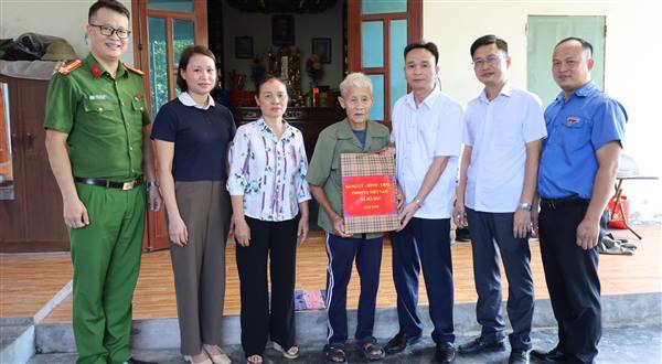 Đồng chí Phạm Văn Hùng- Bí thư Đảng ủy, Chủ tịch HĐND xã đến thăm, tặng quà người có công với cách mạng tại thôn Cổ Chẩm 1, Cổ Chẩm 2 và thôn Quan Khê.