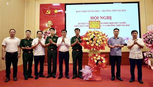 Hội nghị ký kết chương trình phối hợp, kết nghĩa giữa BCH quân sự xã và trường THPT Hà Bắc