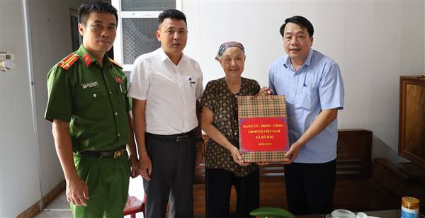 Đồng chí Phạm Văn Chung- Phó Bí thư Thường trực Đảng ủy xã thăm, tặng quà Người có công, thân nhân gia đình liệt sĩ tại thôn Cam Lộ, Ngọc Lộ và Vạn Tuế