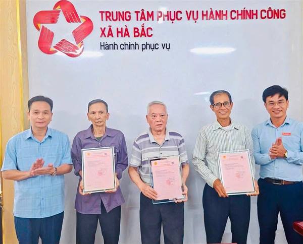 Đồng chí Phạm Văn Hùng- Bí thư Đảng ủy, Chủ tịch HĐND xã trao Giấy chứng nhận quyền sử dụng đất cho gia đình chính sách và người dân trên địa bàn