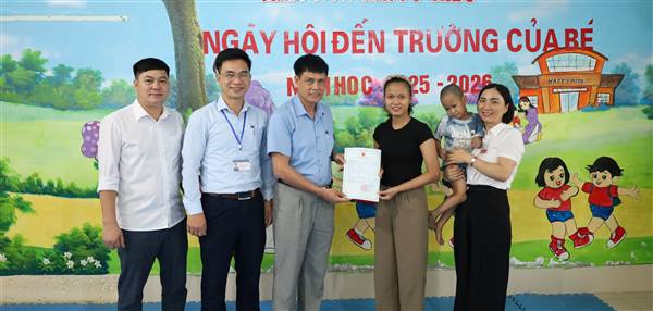 Xã Hà Bắc hỗ trợ người dân hoàn thiện thủ tục đăng ký khai sinh cho trẻ em, lan tỏa mô hình chính quyền thân thiện