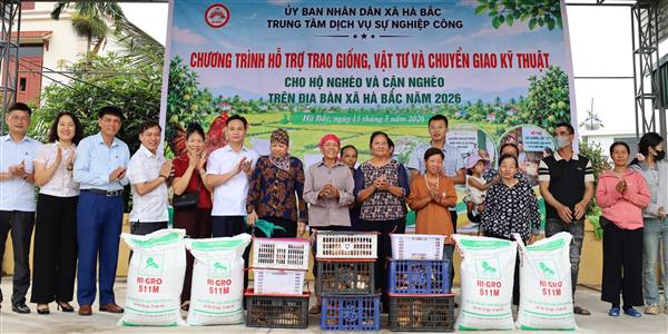Xã Hà Bắc: 30 hộ nghèo, hộ cận nghèo trên địa bàn được hỗ trợ gà giống và vật tư nông nghiệp