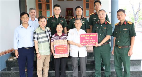 Lữ đoàn Tăng thiết giáp 405- Quân Khu 3 thăm, trao tặng sổ tiết kiệm cho thương binh nhân kỷ niệm 79 năm Ngày Thương binh - liệt sĩ