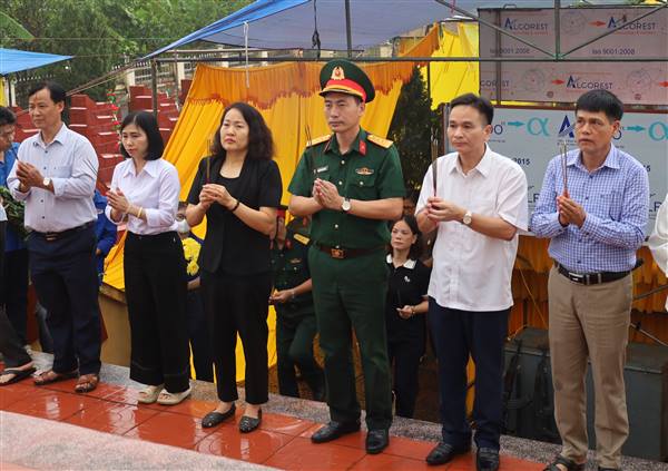 Xã Hà Bắc tổ chức lấy mẫu sinh phẩm hài cốt liệt sĩ chưa xác định thông tin tại Nghĩa trang liệt sĩ Việt Hồng và Cẩm Chế