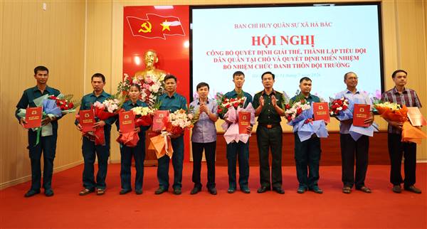 Hội nghị công bố quyết định giải thể, thành lập Tiểu đội dân quân tại chỗ và quyết định miễn nhiệm, bổ nhiệm Thôn đội trưởng