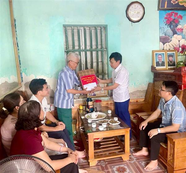 Đồng chí Nguyễn Anh Tuấn- Phó Bí thư Đảng ủy, Chủ tịch UBND xã thăm và trao quà cho các gia đình chính sách, người tại thôn Nhân Lư, Phương La và Du Kỳ
