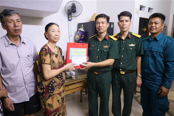 BCH quân sự xã Hà Bắc tổ chức thăm, tặng quà cho 8 gia đình thương binh, bệnh binh, thân nhân liệt sĩ và người có công với cách mạng