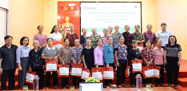 Hội phụ nữ xã Hà Bắc tổ chức trao quà của tổ chức GNI Hàn Quốc cho hội viên phụ nữ trên địa bàn