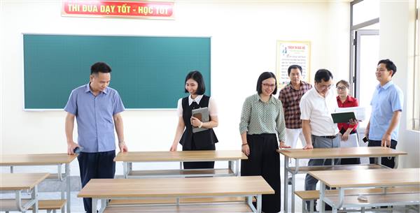 Đồng chí Phạm Văn Hùng- Bí thư Đảng ủy, Chủ tịch HĐND xã kiểm tra cơ sở vật chất các trường học chuẩn bị cho năm học mới 2026-2027