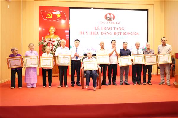Đảng bộ xã Hà Bắc tổ chức Lễ trao tặng Huy hiệu Đảng đợt 02/9/2026 cho các đồng chí đảng viên lão thành đến niên hạn.
