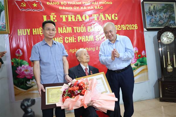 Đồng chí Đỗ Thành Trung- Phó Bí thư Thành Ủy, Chủ tịch UBND Thành phố trao Huy hiệu 80 năm tuổi Đảng cho đảng viên Phạm Sỹ Thiêm thôn Cổ Chẩm 2 xã Hà Bắc