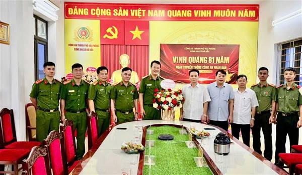 Xã Hà Bắc: Lãnh đạo địa phương chúc mừng lực lượng Công an xã nhân kỷ niệm 81 năm Ngày truyền thống CAND