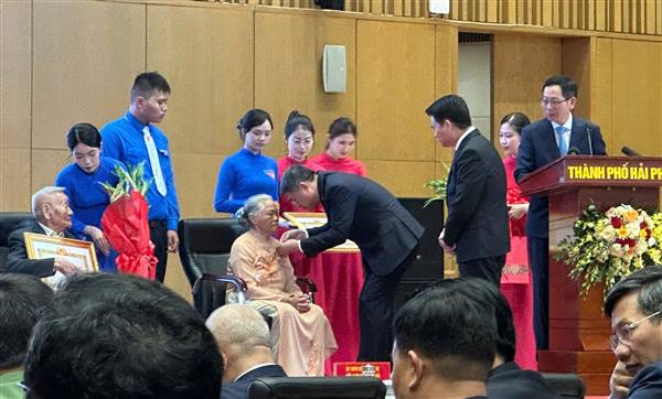 Đảng viên Nguyễn Thị Sốc chi bộ thôn Nam Vang xã Hà Bắc được Thủ tướng Chính phủ trao tặng Huy hiệu 70 năm tuổi Đảng đợt 2/9/2026