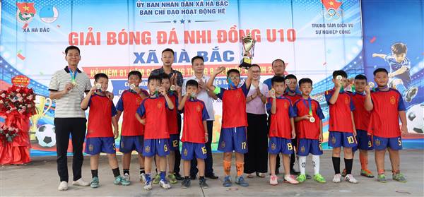 Đội bóng U10 TH Cẩm Chế giành cúp vô địch Giải Bóng đá Nhi đồng U10 xã Hà Bắc năm 2026
