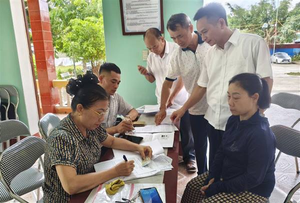 Đồng chí Phạm Văn Hùng- Bí thư Đảng ủy, Chủ tịch HĐND xã kiểm tra, động viên lực lượng thực hiện làm sạch dữ liệu đất đai một số thôn trên địa bàn