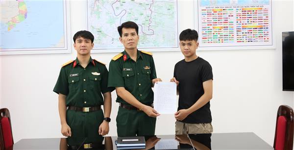 Ban chỉ huy quân sự xã Hà Bắc tiếp nhận đơn xung phong tình nguyện nhập ngũ năm 2027 của 4 công dân