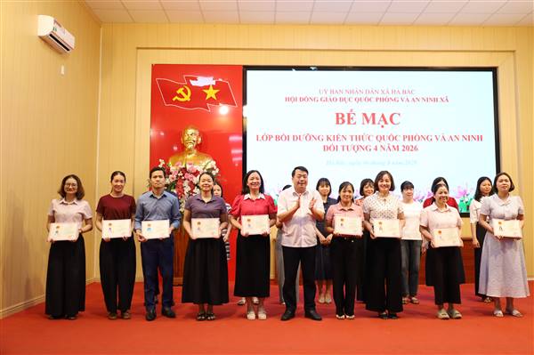 Xã Hà Bắc: Bế mạc lớp bồi dưỡng kiến thức quốc phòng và an ninh đối tượng 4 năm 2026.