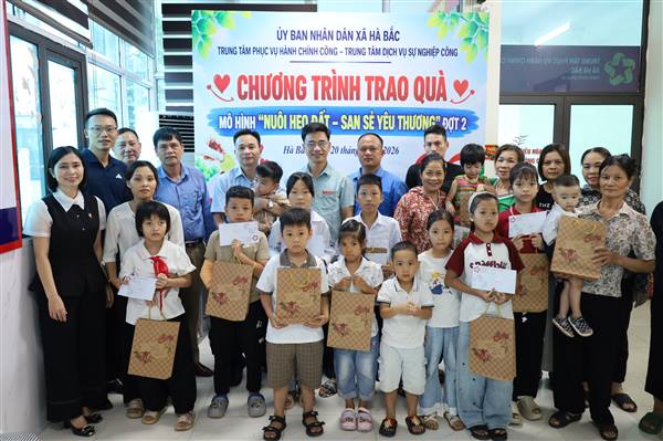 Xã Hà Bắc: Trao quà Trung thu “Nuôi heo đất, san sẻ yêu thương” đợt 2 cho học sinh có hoàn cảnh khó khăn