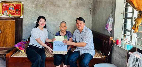 Xã Hà Bắc thăm, tặng quà người cao tuổi có hoàn cảnh khó khăn nhân kỷ niệm Ngày quốc tế Người cao tuổi 1/10