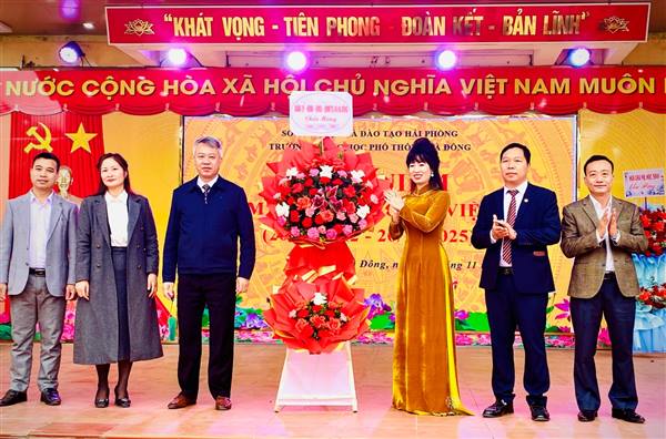 Lãnh đạo xã Hà Đông thăm, chúc mừng các nhà trường nhân Ngày Nhà giáo Việt Nam 20/11