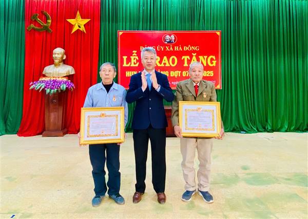 Xã Hà Đông tổ chức Lễ trao huy hiệu Đảng cho Đảng viên dịp 7/11