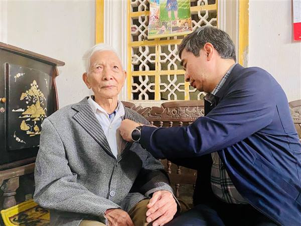 Lãnh đạo Thành ủy và Đảng ủy xã Hà Đông trao huy hiệu cho các đảng viên cao tuổi