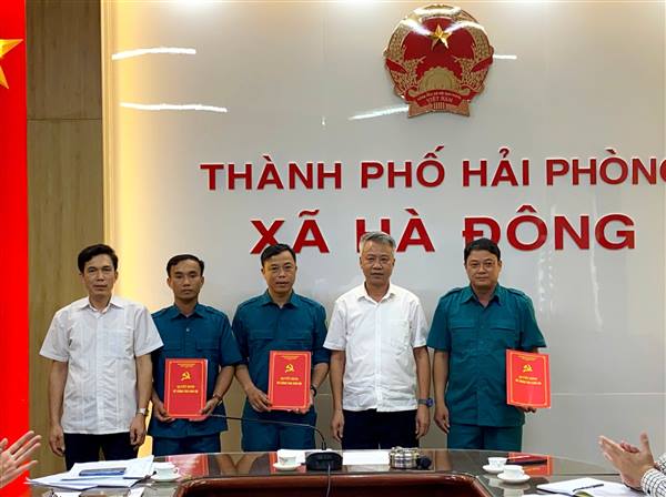 Xã Hà Đông tổ chức trao quyết định bổ nhiệm cán bộ quân sự