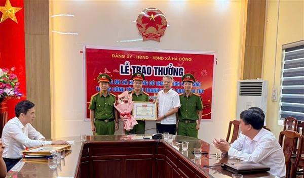 Hà Đông: Khen thưởng tập thể, cá nhân Công an xã vì thành tích xuất sắc trong đấu tranh phòng chống tội phạm ma túy