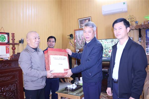 Xã Hà Đông thăm, tặng quà 20 đối tượng chính sách nhân dịp Tết Nguyên đán Bính Ngọ 2026