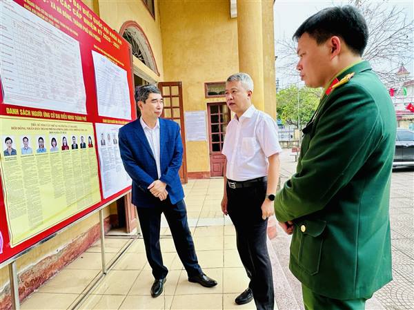 Đồng chí Bùi Văn Thăng – Giám đốc Sở Nông nghiệp và Môi trường thành phố kiểm tra công tác chuẩn bị bầu cử tại xã Hà Đông