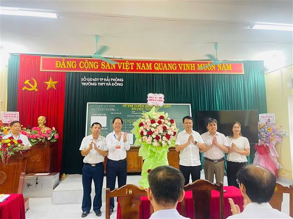 Lãnh đạo xã Hà Đông thăm, chúc mừng các Hội đồng thi tuyển sinh lớp 10 THPT năm học 2026 – 2027