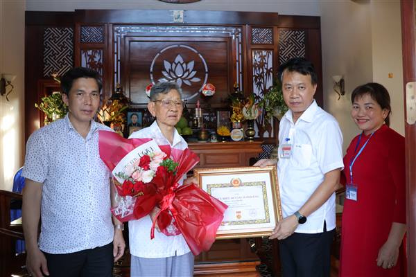 31 Đảng viên của Đảng bộ xã Hà Đông nhận huy hiệu dịp 19/5