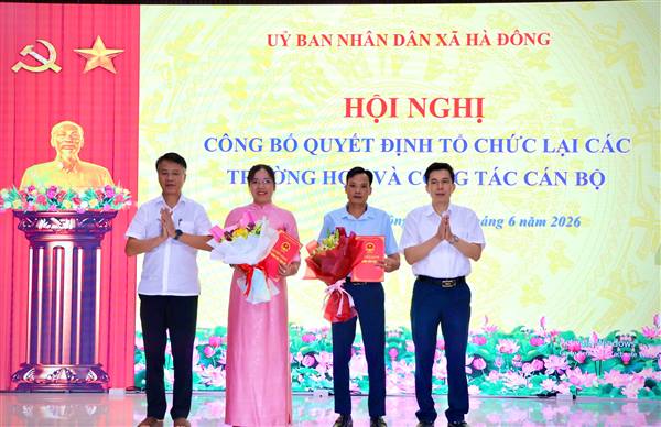 UBND xã Hà Đông công bố các quyết định tổ chức lại trường học và công tác cán bộ ngành giáo dục
