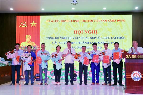  Hà Đông tổ chức Hội nghị công bố Nghị quyết về sắp xếp, tổ chức lại các thôn và kiện toàn nhân sự tại các thôn sau sáp nhập
