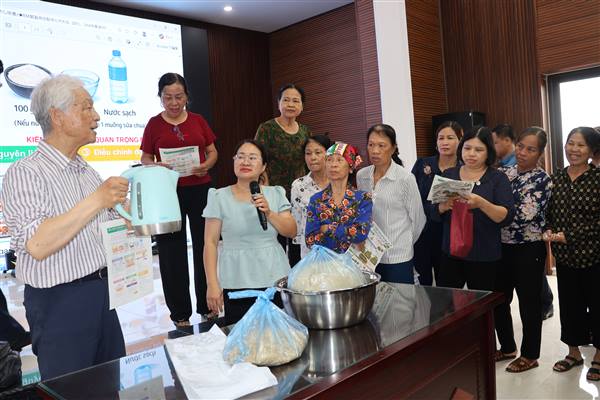Xã Hà Đông thực hiện thí điểm ủ phân compost từ rác hữu cơ với sự hỗ trợ của chuyên gia Nhật Bản